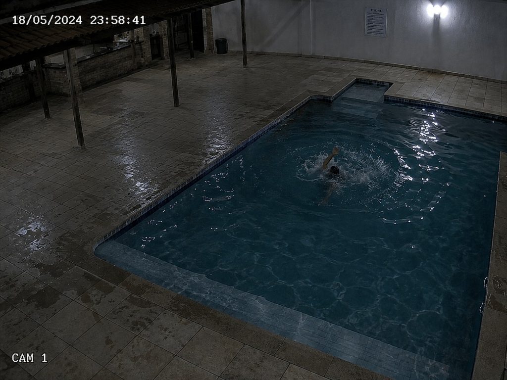 Cámara que identifica a persona en riesgo en el agua