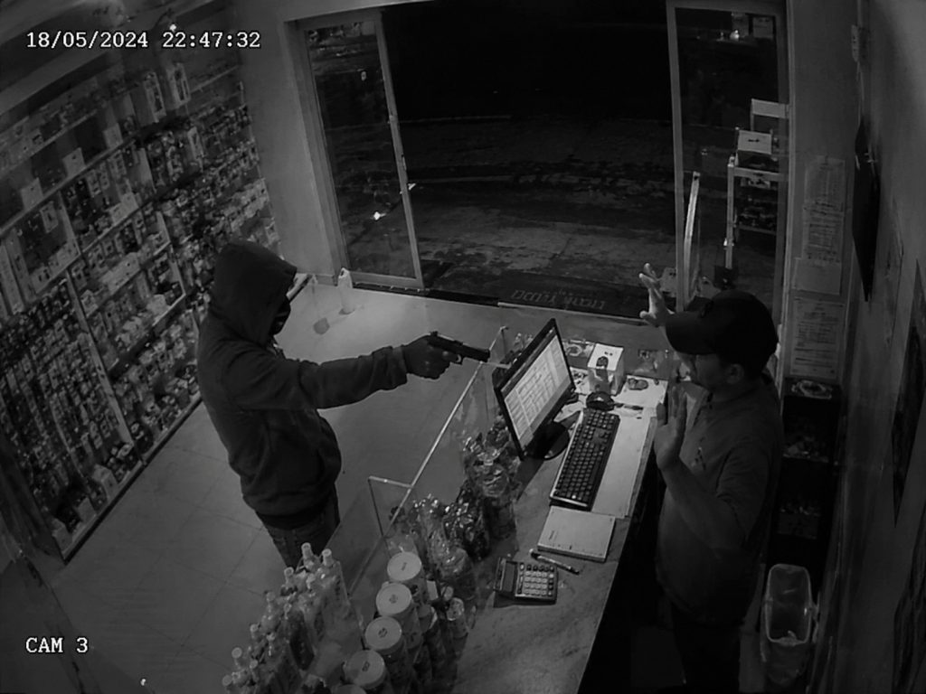 Cámara de seguridad identifica robo con arma