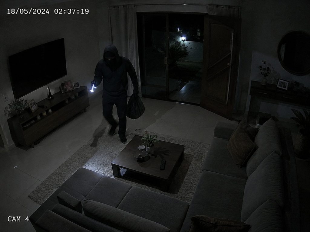Cámara que identifica intento de robo nocturno